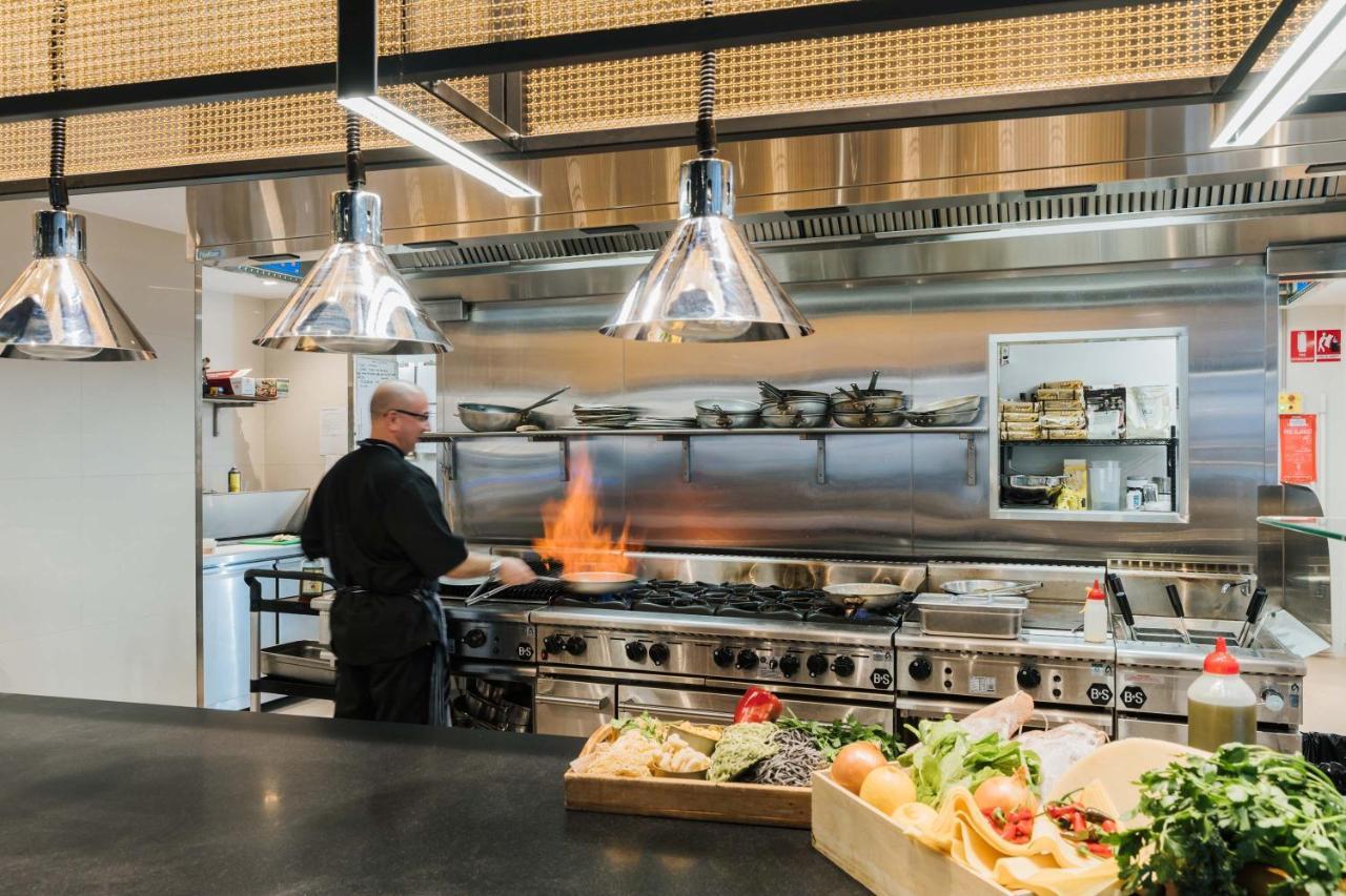 Peppers Waymouth Hotel Adelaide Eksteriør billede A chef working in a restaurant kitchen