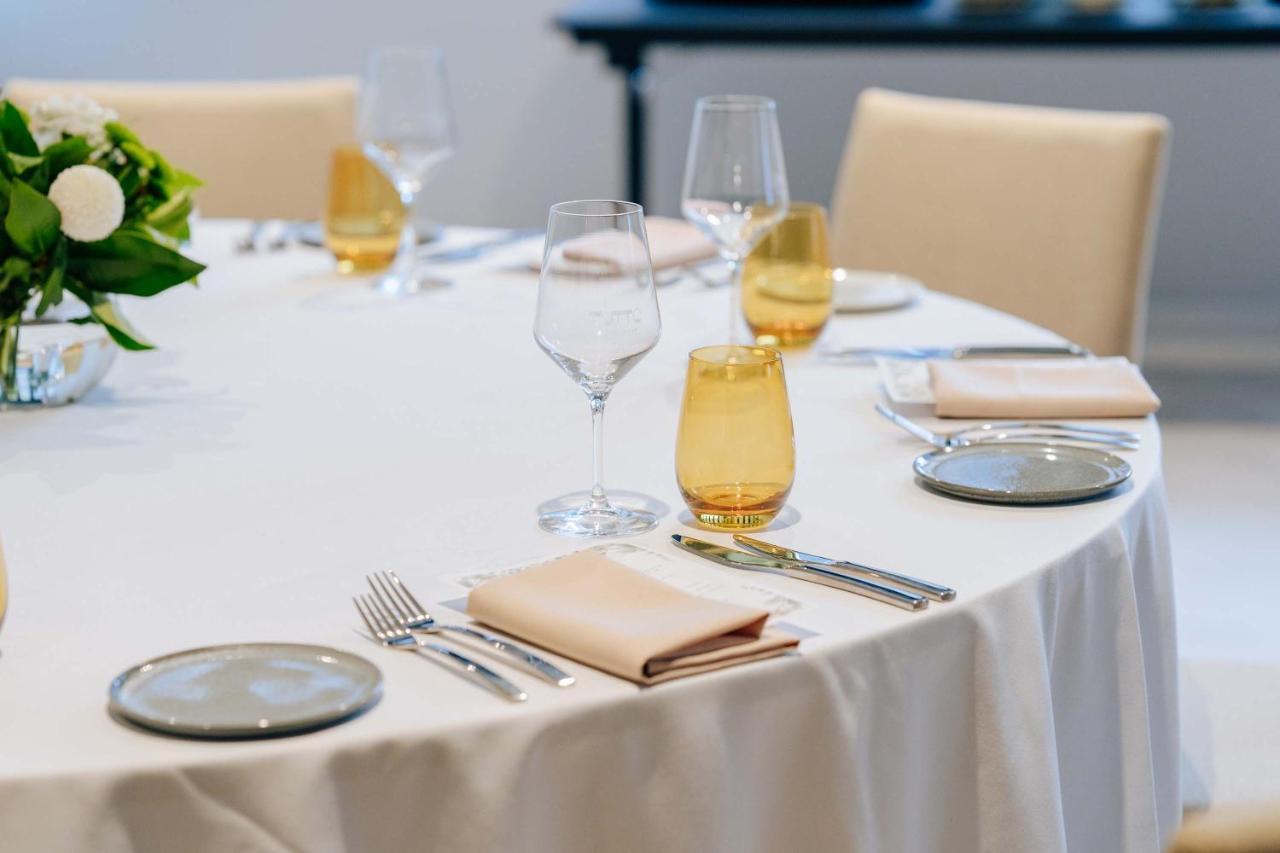 Peppers Waymouth Hotel Adelaide Eksteriør billede A table set for fine dining