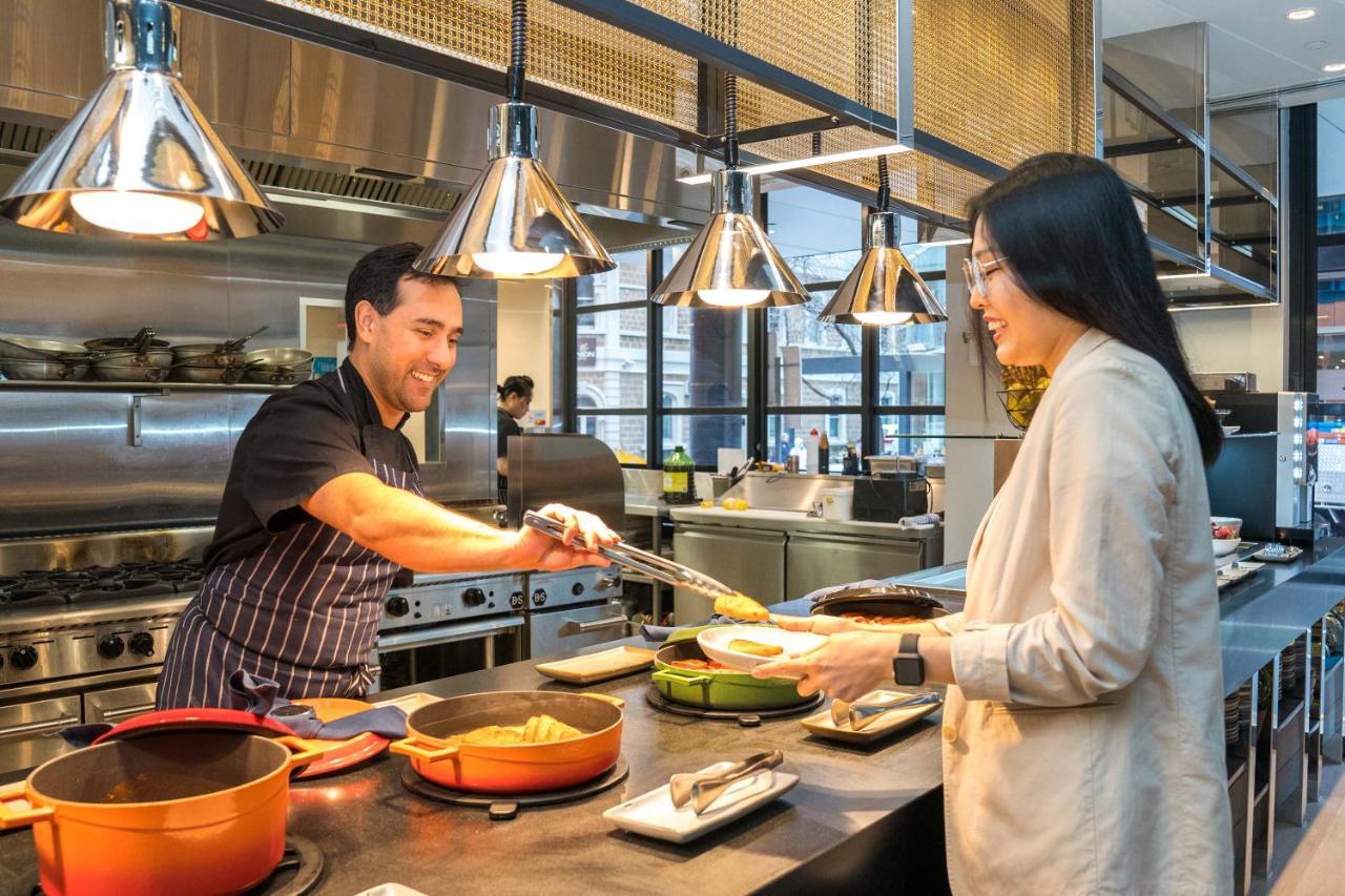 Peppers Waymouth Hotel Adelaide Eksteriør billede A chef serving food at a restaurant